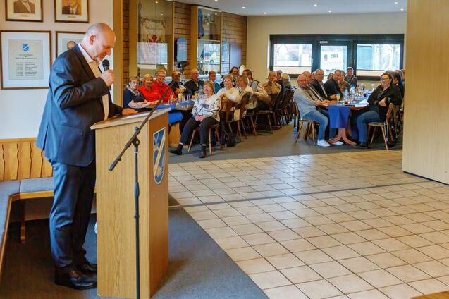 Bürgermeister Prüße lobt die Arbeit der Brummerbühne auf dem Neujahrsempfang von Sievershausen